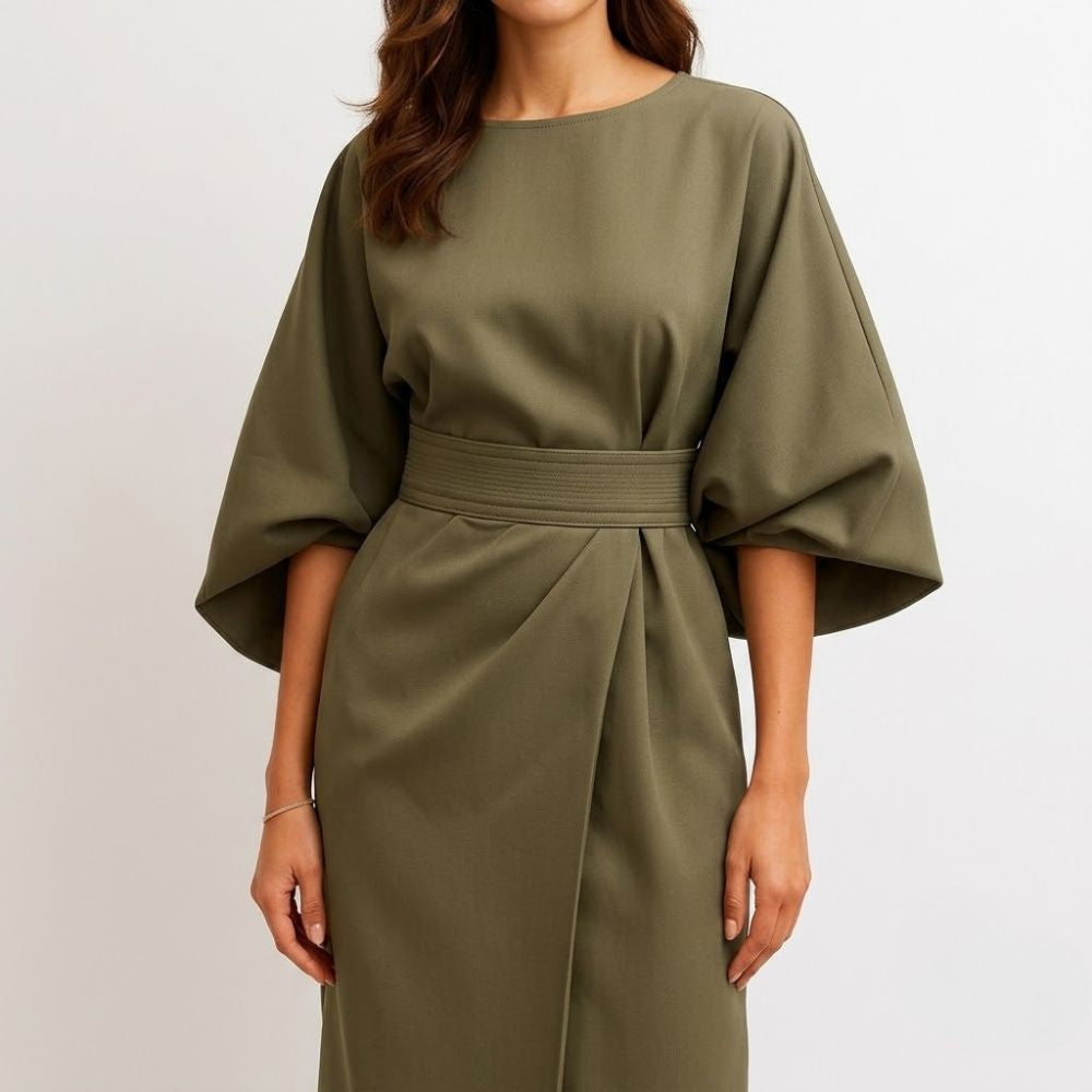 Vestido midi verde-azeitona com mangas amplas, cintura marcada por cinto integrado e design elegante e estruturado.
