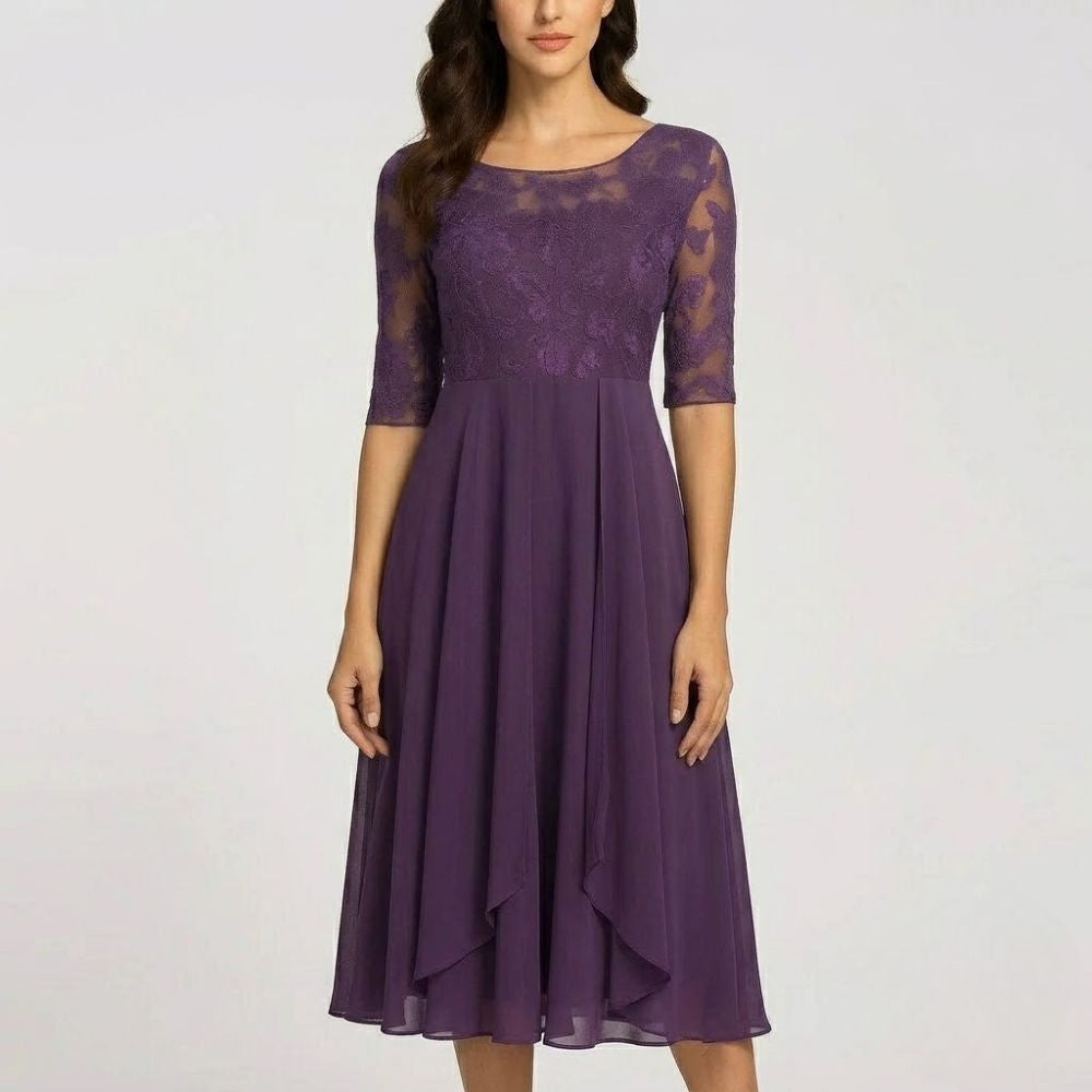 Vestido midi roxo com corpete de renda, mangas três quartos e saia fluida assimétrica em tecido leve.