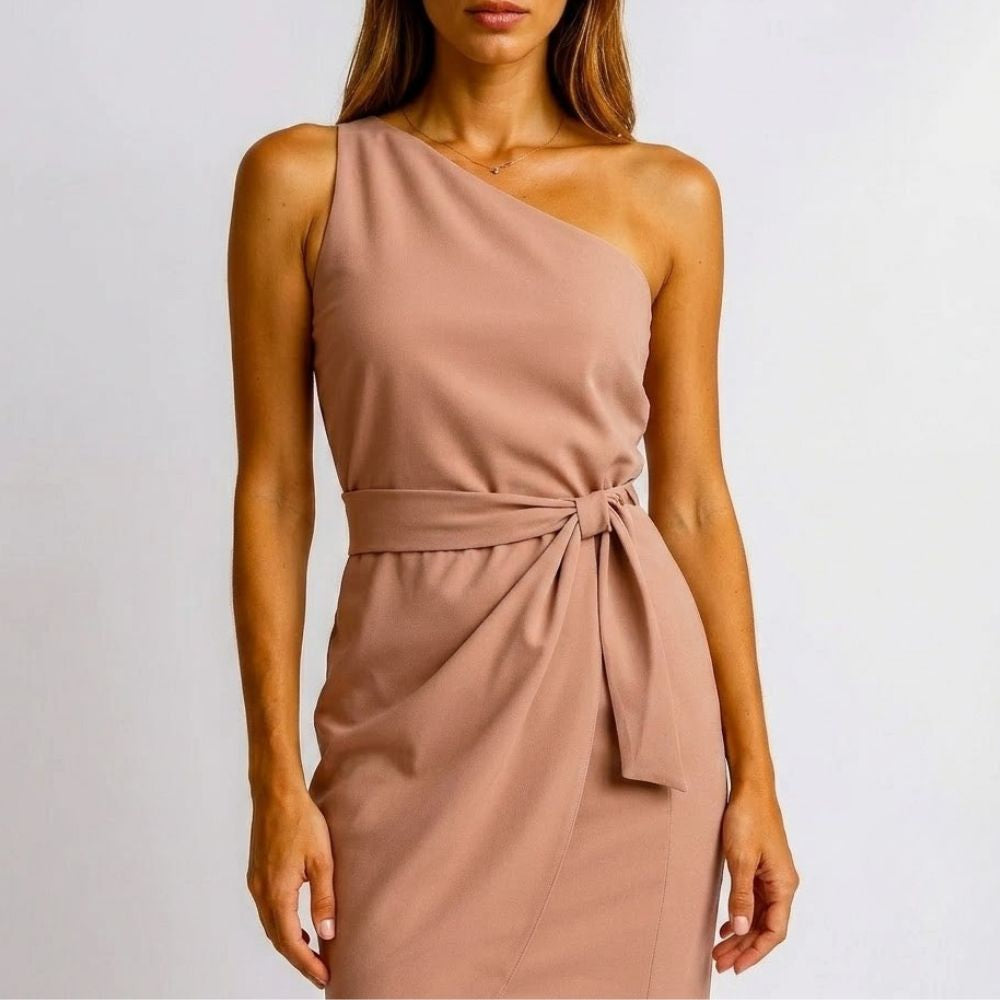 Vestido curto nude de um ombro só em crepe com amarração na cintura e sobreposição frontal elegante.