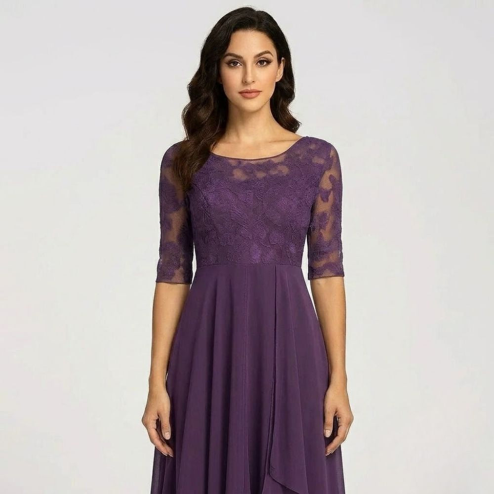 Vestido midi roxo com corpete de renda, mangas três quartos e saia fluida assimétrica para senhora.