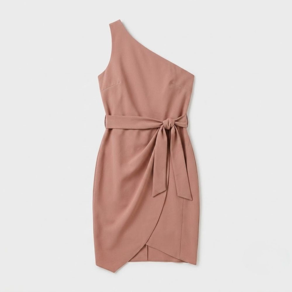 Vestido curto rosa de um ombro só em crepe, com corte assimétrico e detalhe de laço na cintura.