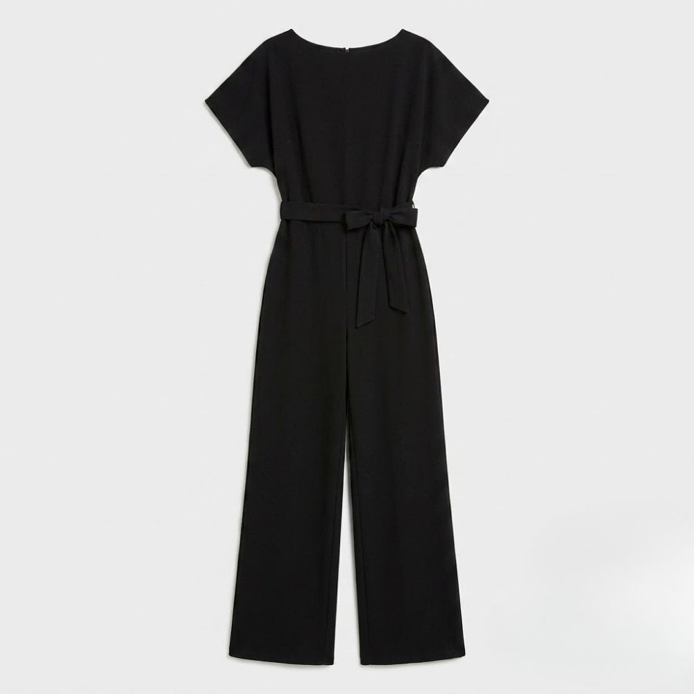 Macacão preto elegante de manga curta com cinto ajustável e perna larga, ideal para looks sofisticados.