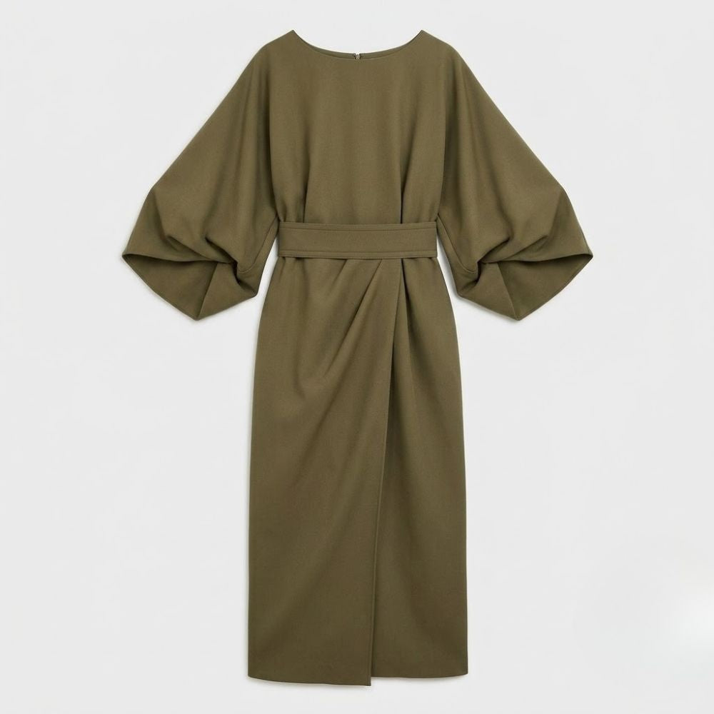 Vestido midi verde-azeitona com mangas amplas, cinto integrado e corte fluido em tecido estruturado.