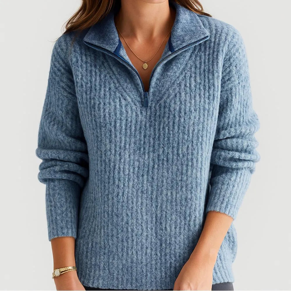 Camisola de malha azul com textura canelada, meia gola e fecho curto frontal para senhora.