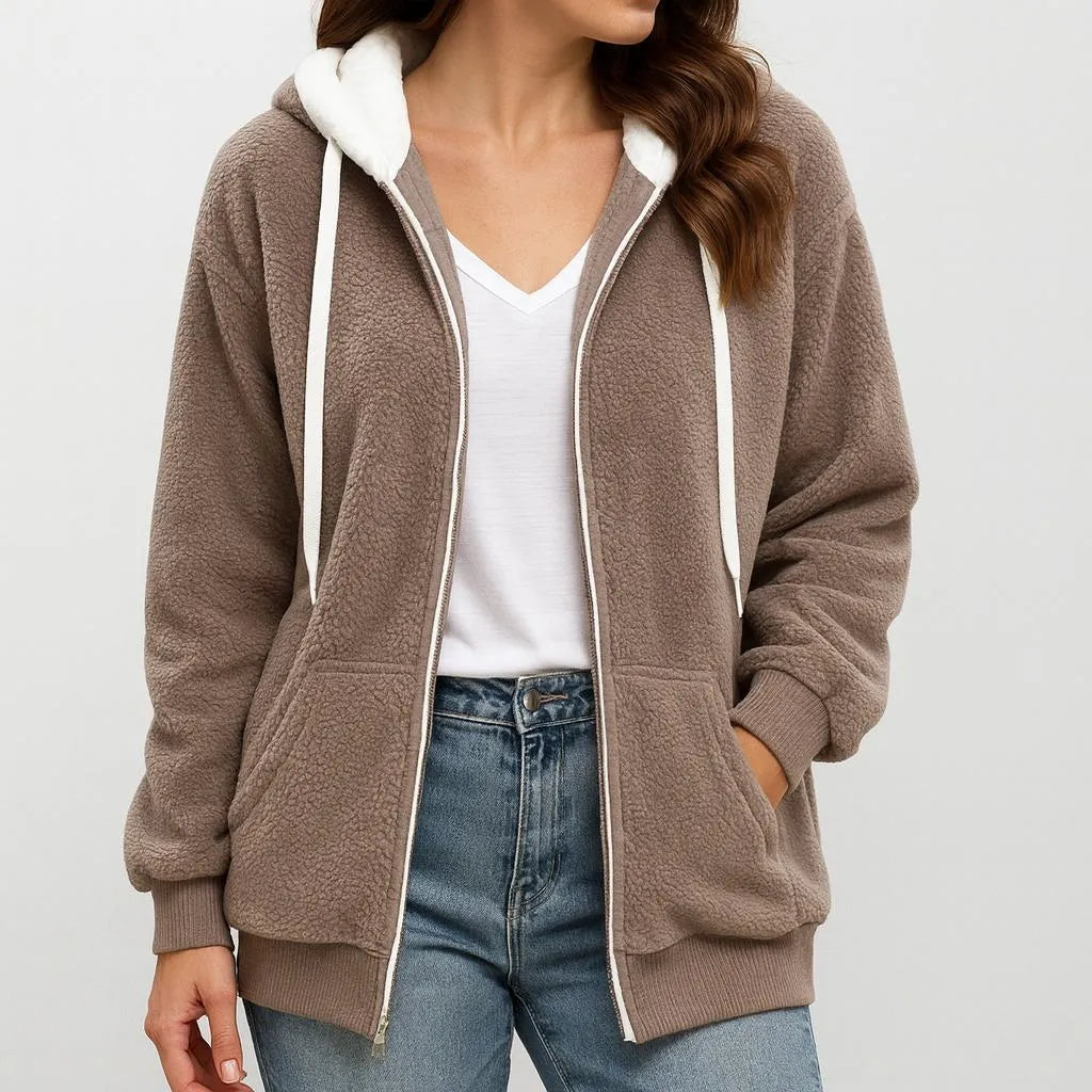 Casaco feminino em fleece castanho com fecho frontal, capuz forrado a branco e bolsos laterais.