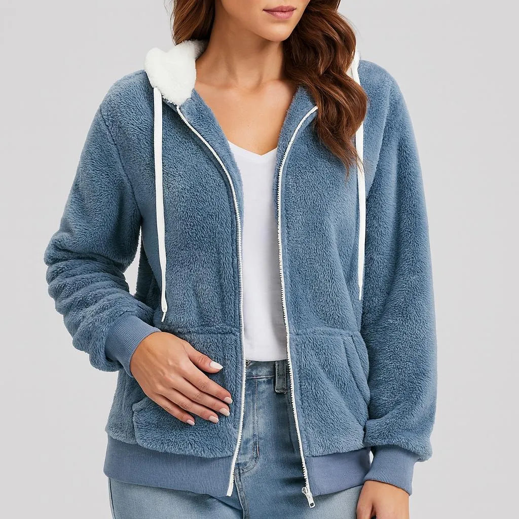 Casaco feminino azul em fleece macio com capuz forrado, fecho frontal e bolsos, ideal para um visual casual e confortável.