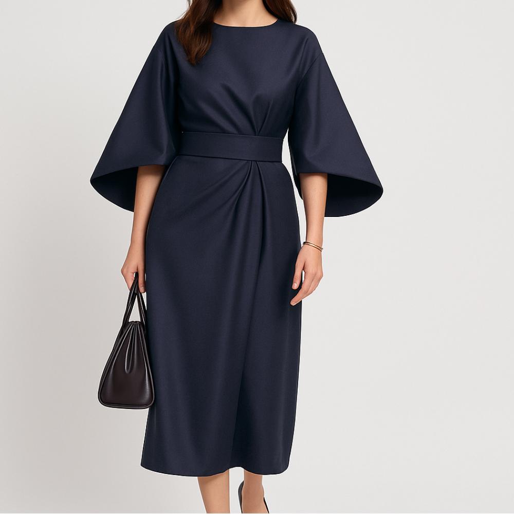 Vestido midi azul-marinho com mangas amplas, cinto integrado e corte elegante em tecido estruturado.