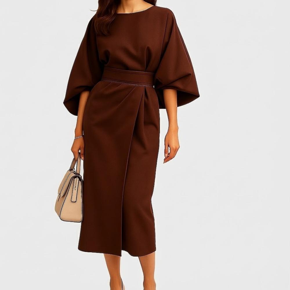Vestido midi castanho elegante com mangas amplas, cinto integrado e corte fluido em tecido estruturado.