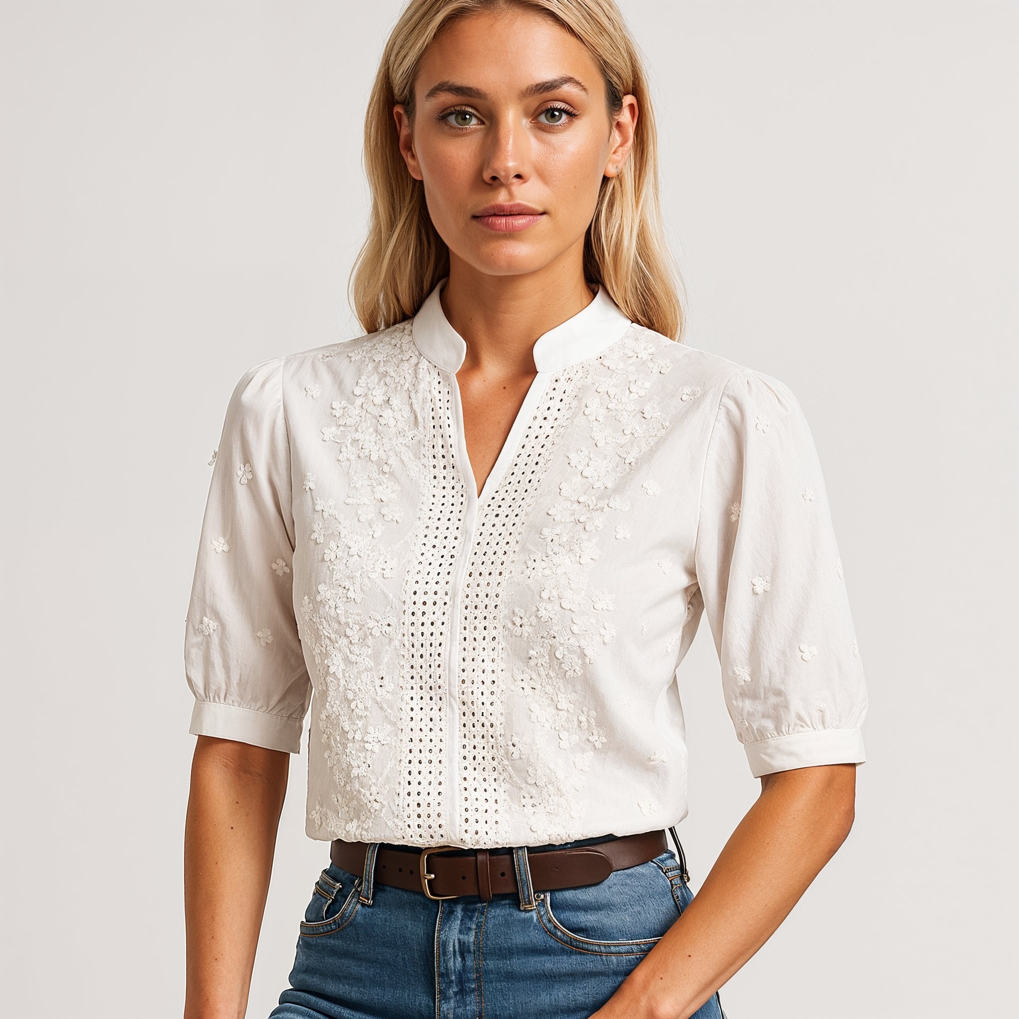 Blusa bordada com detalhe perfurado e gola curta