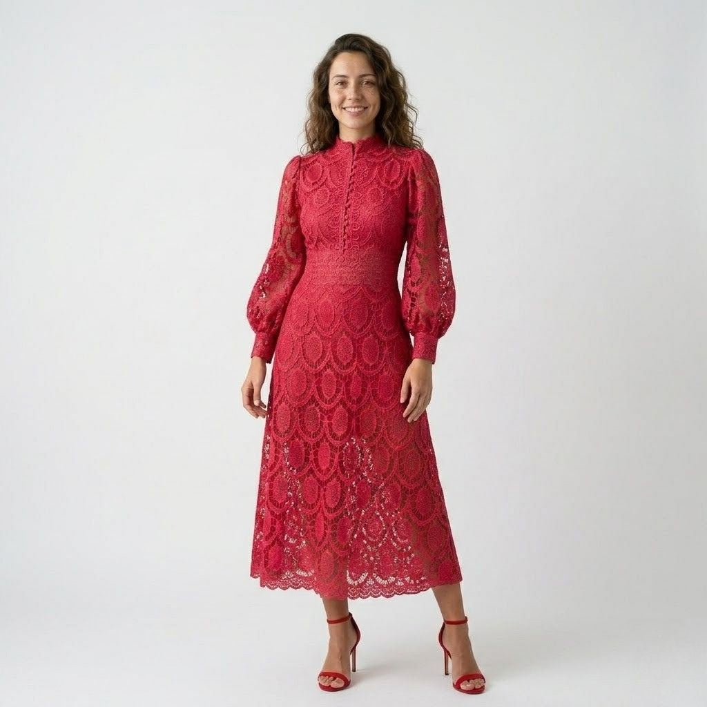 Vestido Midi em Renda com Gola Alta e Estrutura Elegante