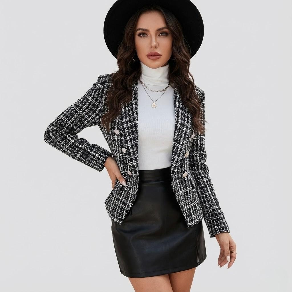 Blazer estruturado em tecido texturado | Corte cintado | Detalhe de botões decorativos