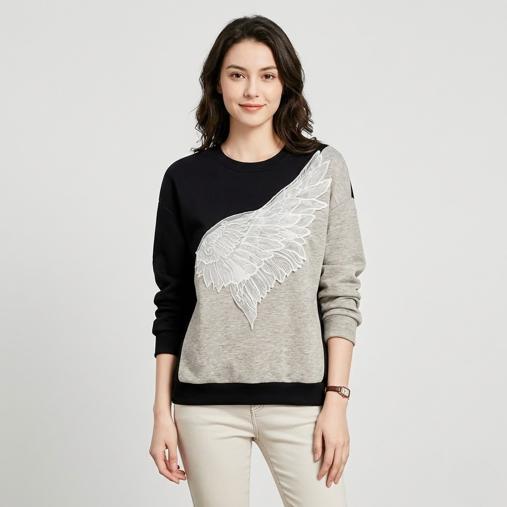 Camisola bicolor com aplicação em renda | Corte descontraído | Detalhe artístico frontal