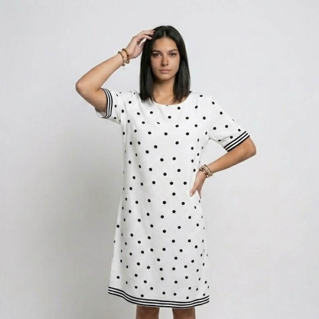 Vestido Curto Fluido com Padrão Delicado e Conforto Leve