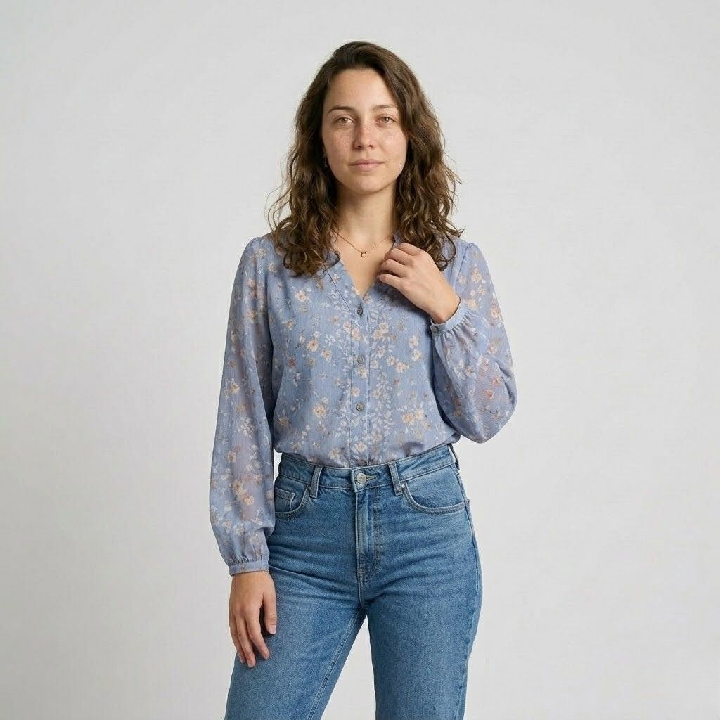 Blusa Fluida com Padrão Floral e Decote em V Elegante
