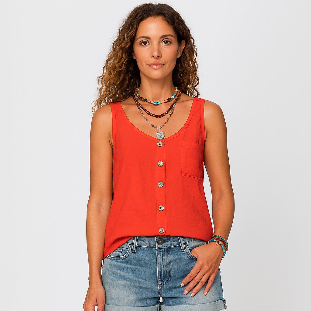 Top leve com botões frontais e corte descontraído