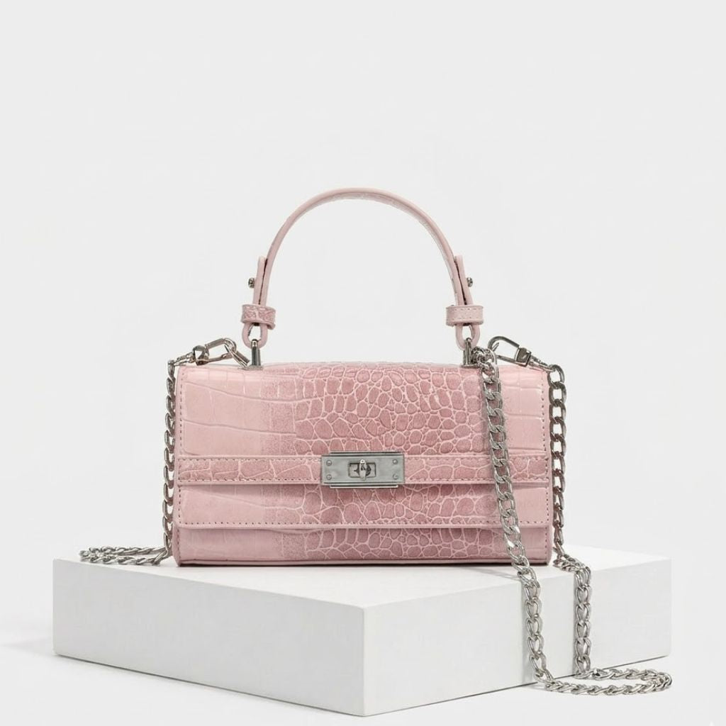 Clutch Estruturada com Textura Elegante e Corrente para Ocasiões Sofisticadas