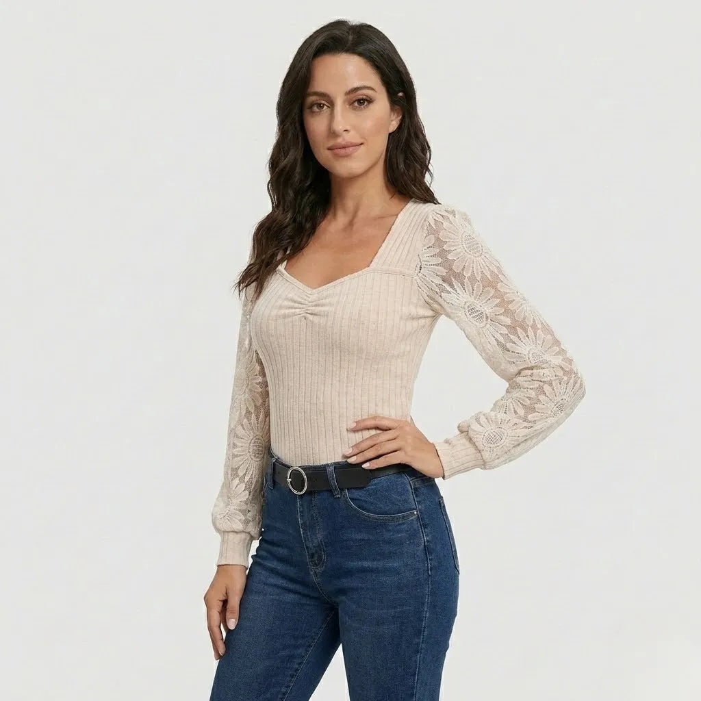 Blusa delicada em malha de algodão | Corte ajustado | Mangas rendadas