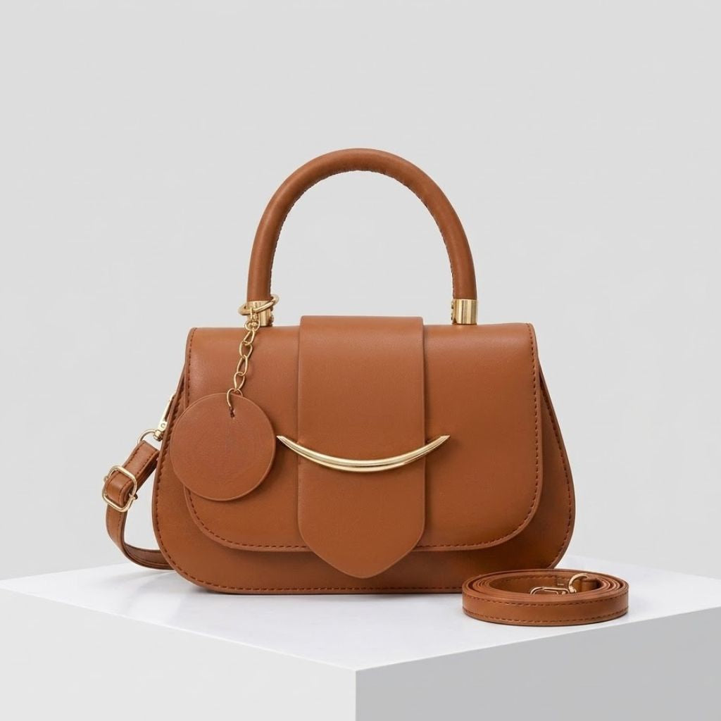 Mala de Mão Compacta com Aba Estruturada e Detalhe Metálico Elegante