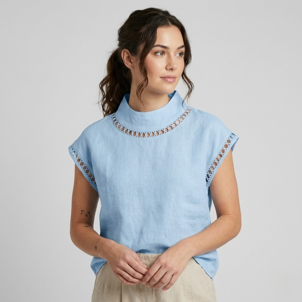 Blusa fluida em linho leve | Corte direito | Detalhes vazados elegantes