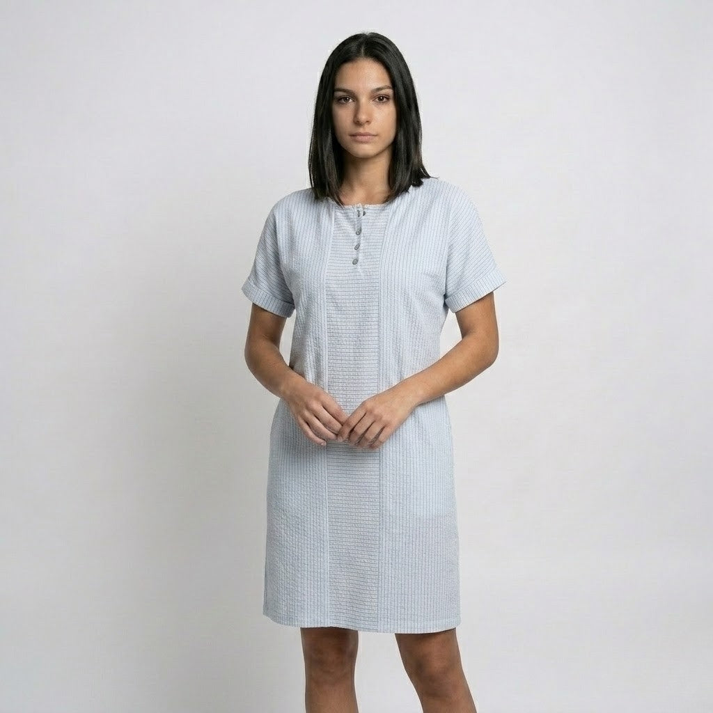 Vestido Curto Fluido com Botões Frontais e Conforto Diário