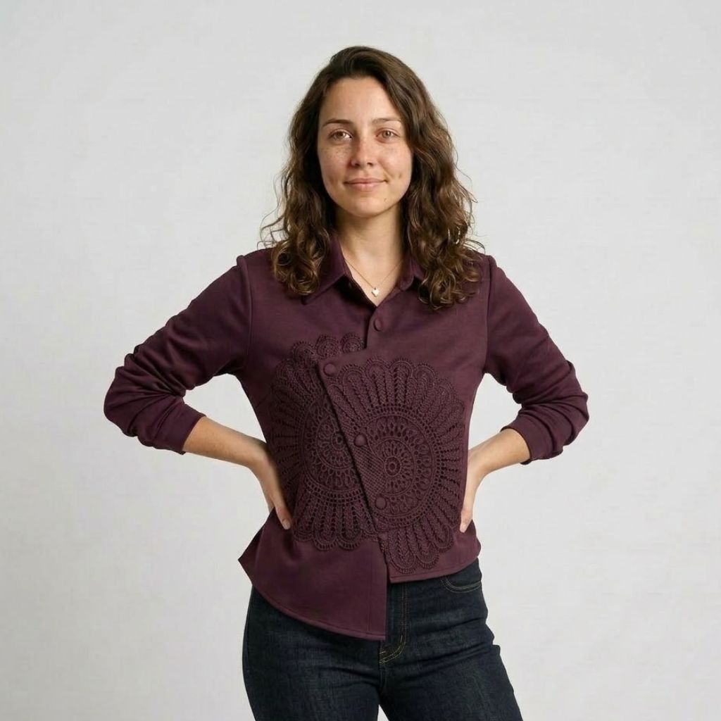 Blusa Estruturada com Aplicação Decorativa e Elegância Sofisticada