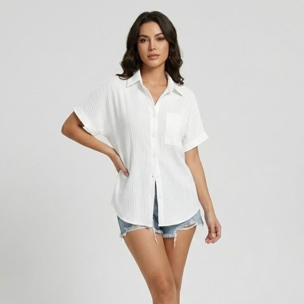Camisa feminina de manga curta com textura subtil