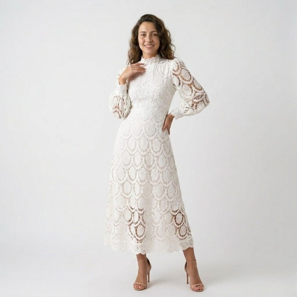 Vestido Midi em Renda com Gola Alta e Estrutura Elegante