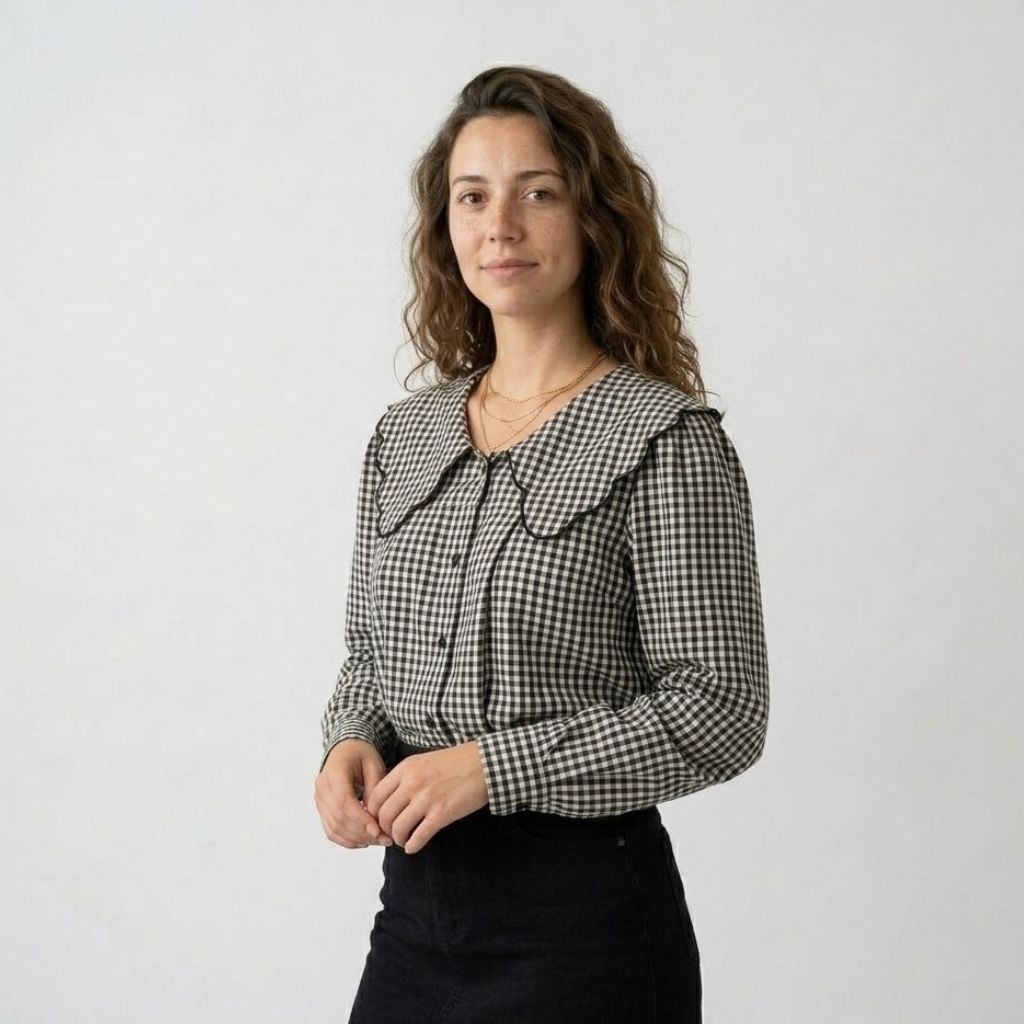 Blusa com Gola Ampla Ondulada e Padrão Clássico Estruturado