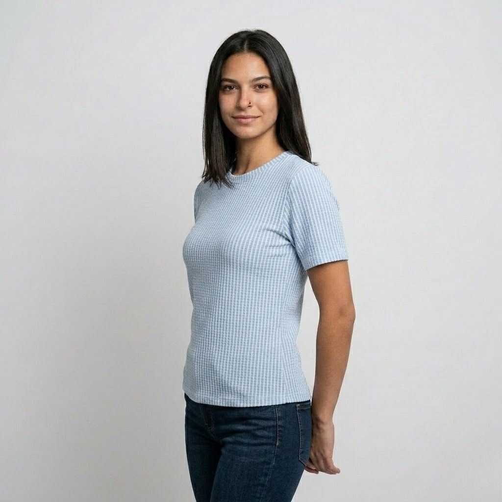 T-shirt Confortável com Corte Regular e Padrão Riscado Discreto