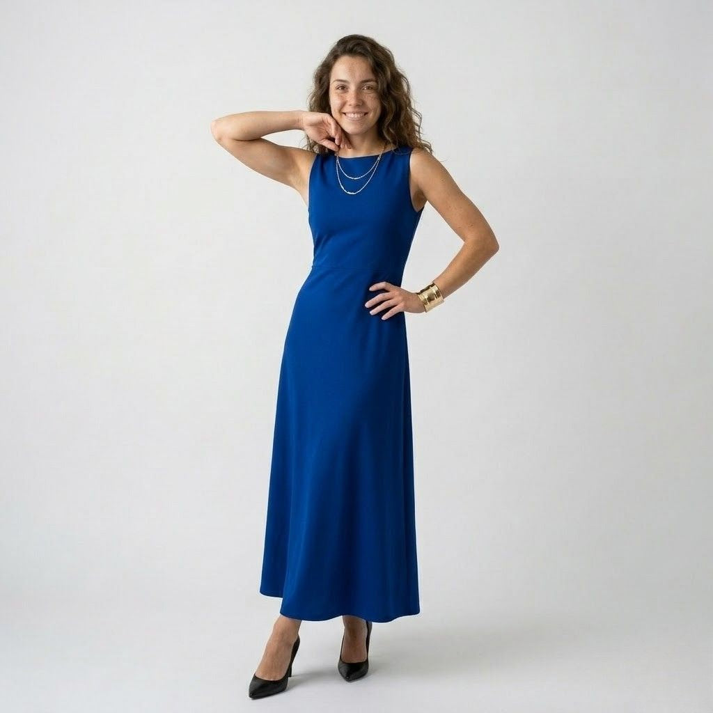 Vestido Comprido Minimalista com Corte Fluido e Estrutura Elegante