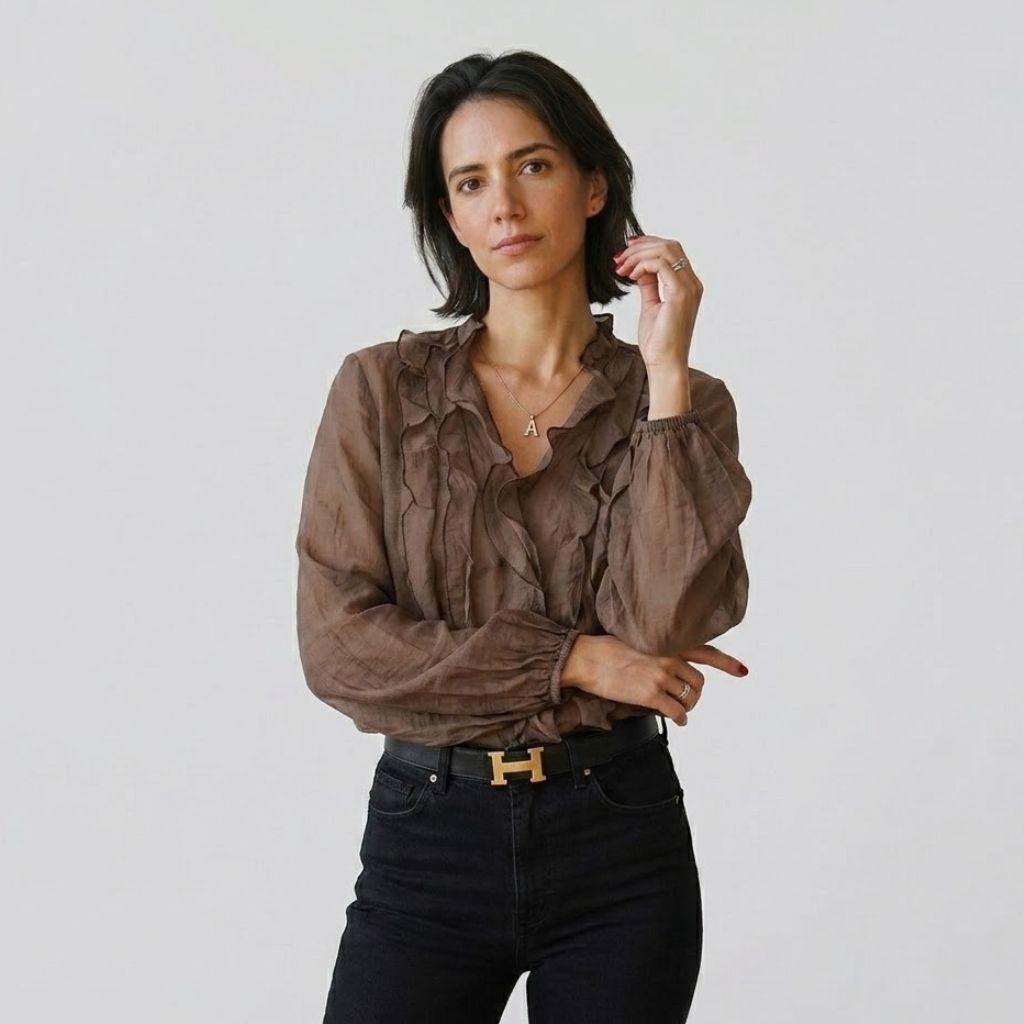Blusa Fluida com Folhos Frontais e Movimento Elegante