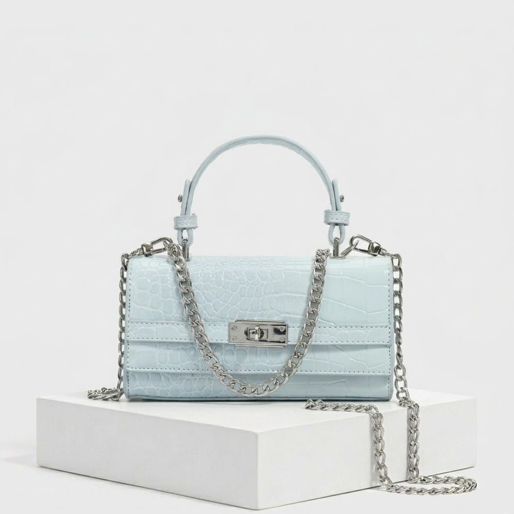 Clutch Estruturada com Textura Elegante e Corrente para Ocasiões Sofisticadas