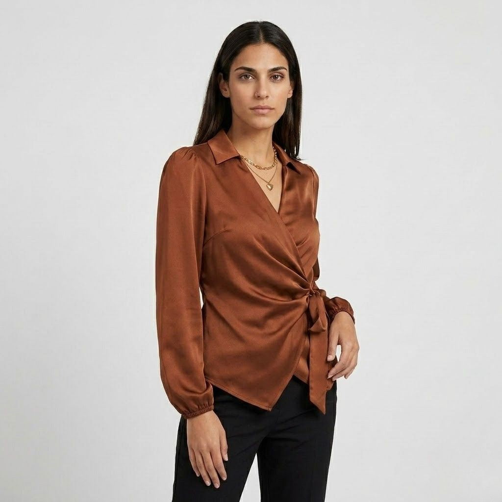 Blusa Transpassada com Laço Lateral e Corte Elegante Estruturado