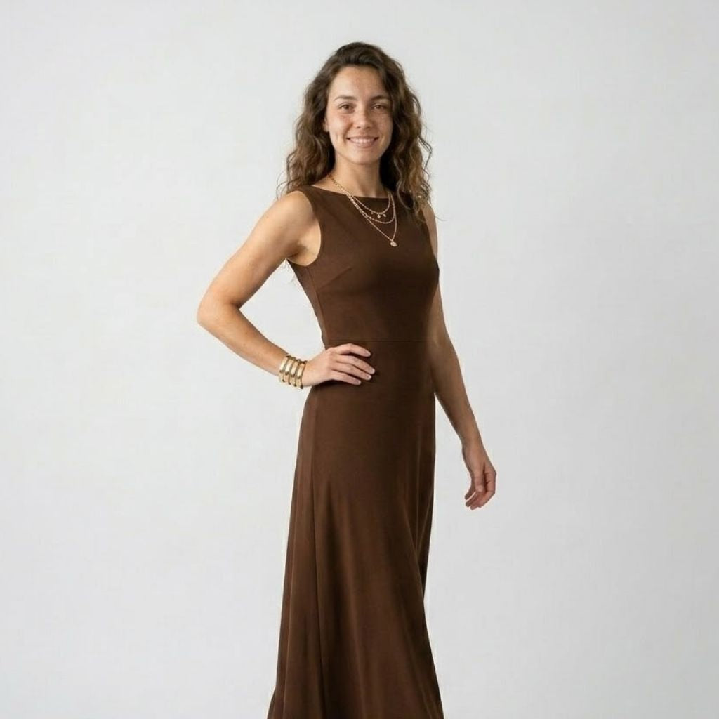 Vestido Comprido Minimalista com Corte Fluido e Estrutura Elegante