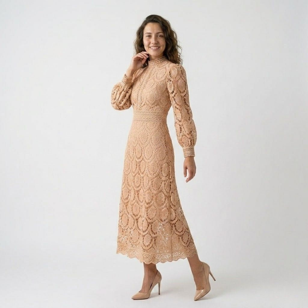 Vestido Midi em Renda com Gola Alta e Estrutura Elegante