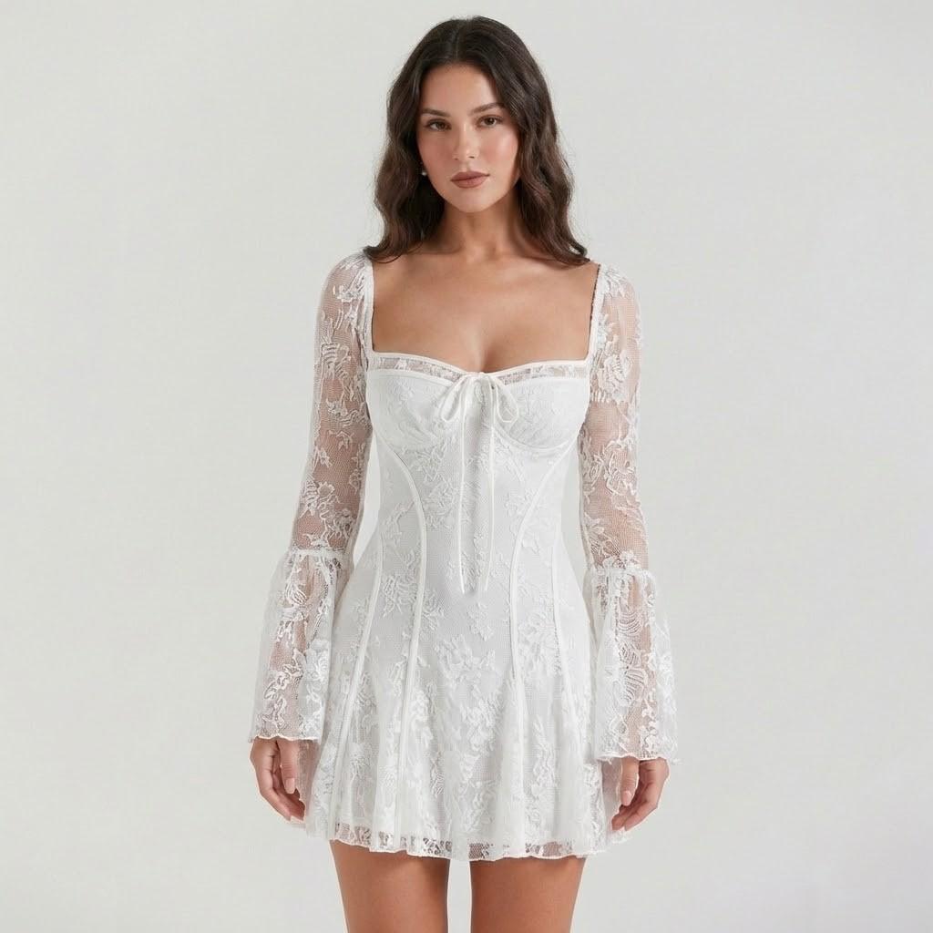 Vestido curto rendado de inspiração romântica | Corte ajustado | Decote estruturado feminino