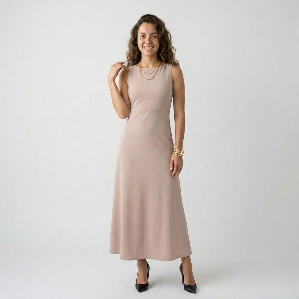 Vestido Comprido Minimalista com Corte Fluido e Estrutura Elegante