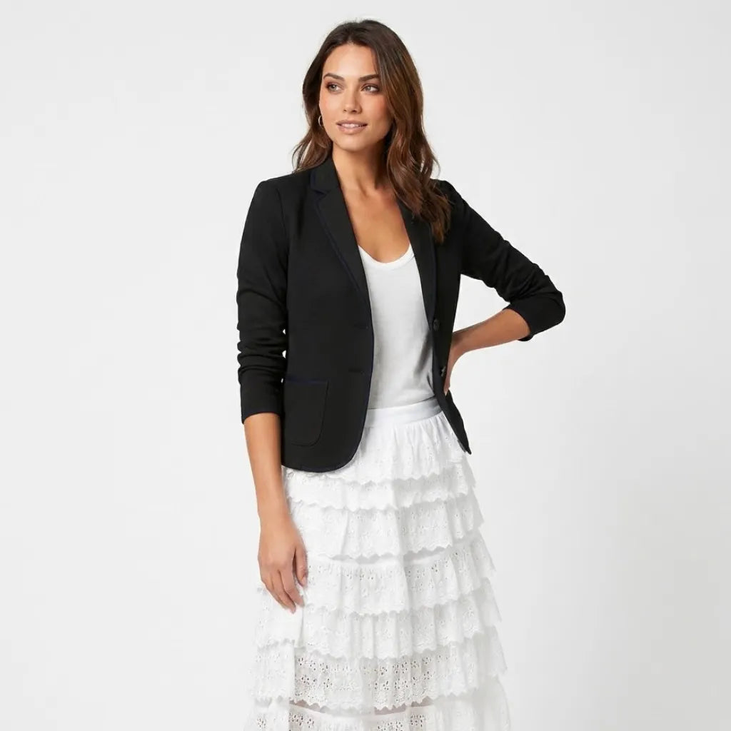 Blazer estruturado com acabamento contrastante | Corte direito | Elegância moderna feminina