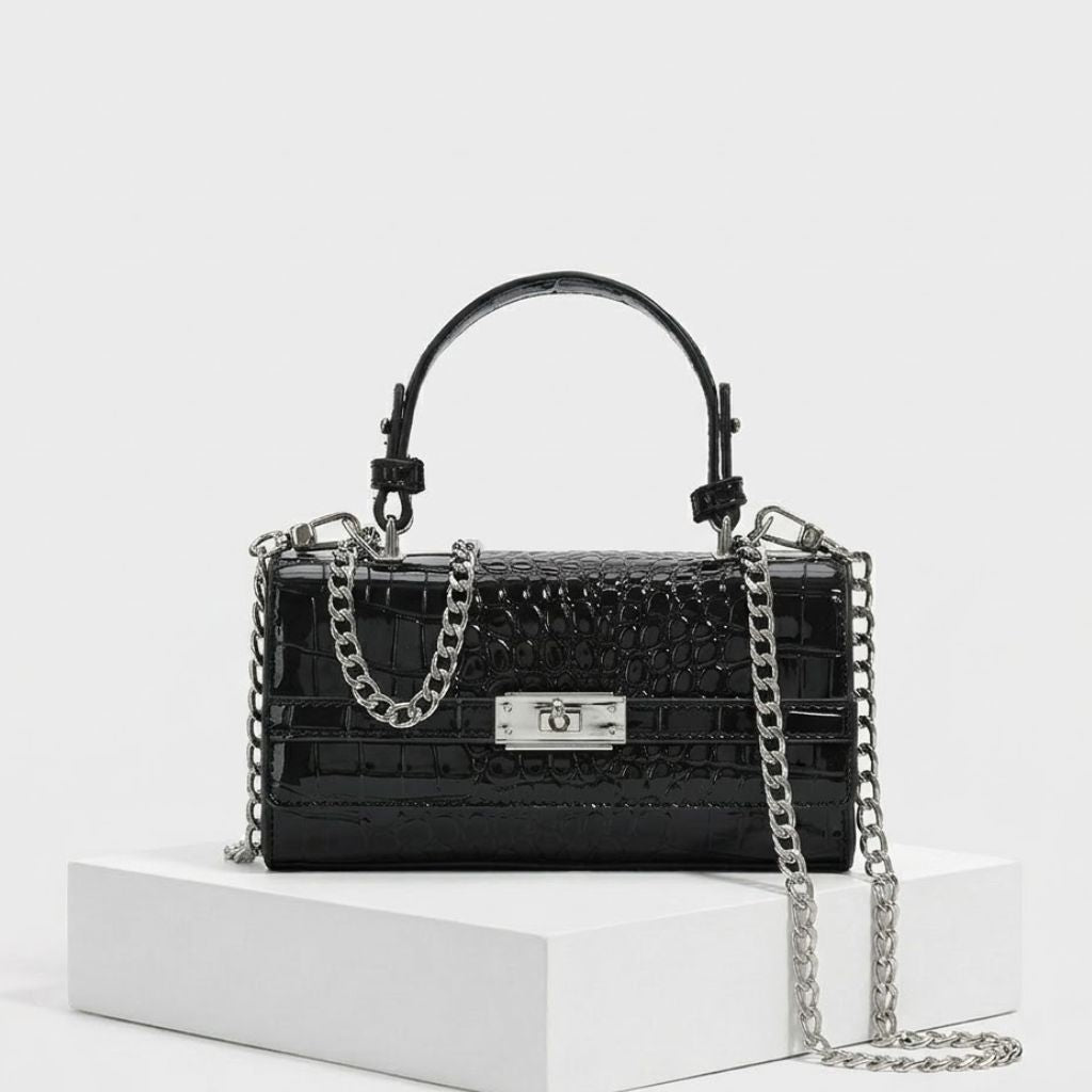 Clutch Estruturada com Textura Elegante e Corrente para Ocasiões Sofisticadas