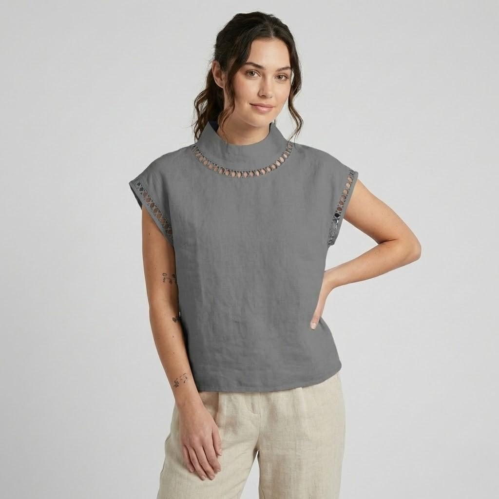 Blusa fluida em linho leve | Corte direito | Detalhes vazados elegantes