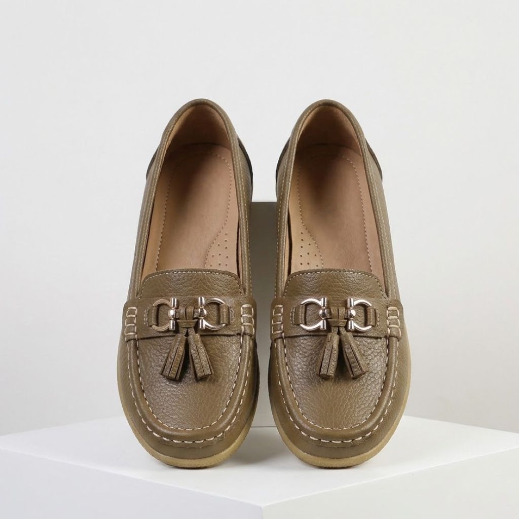 Mocassins Rasos com Aplicação Metálica e Conforto Prolongado
