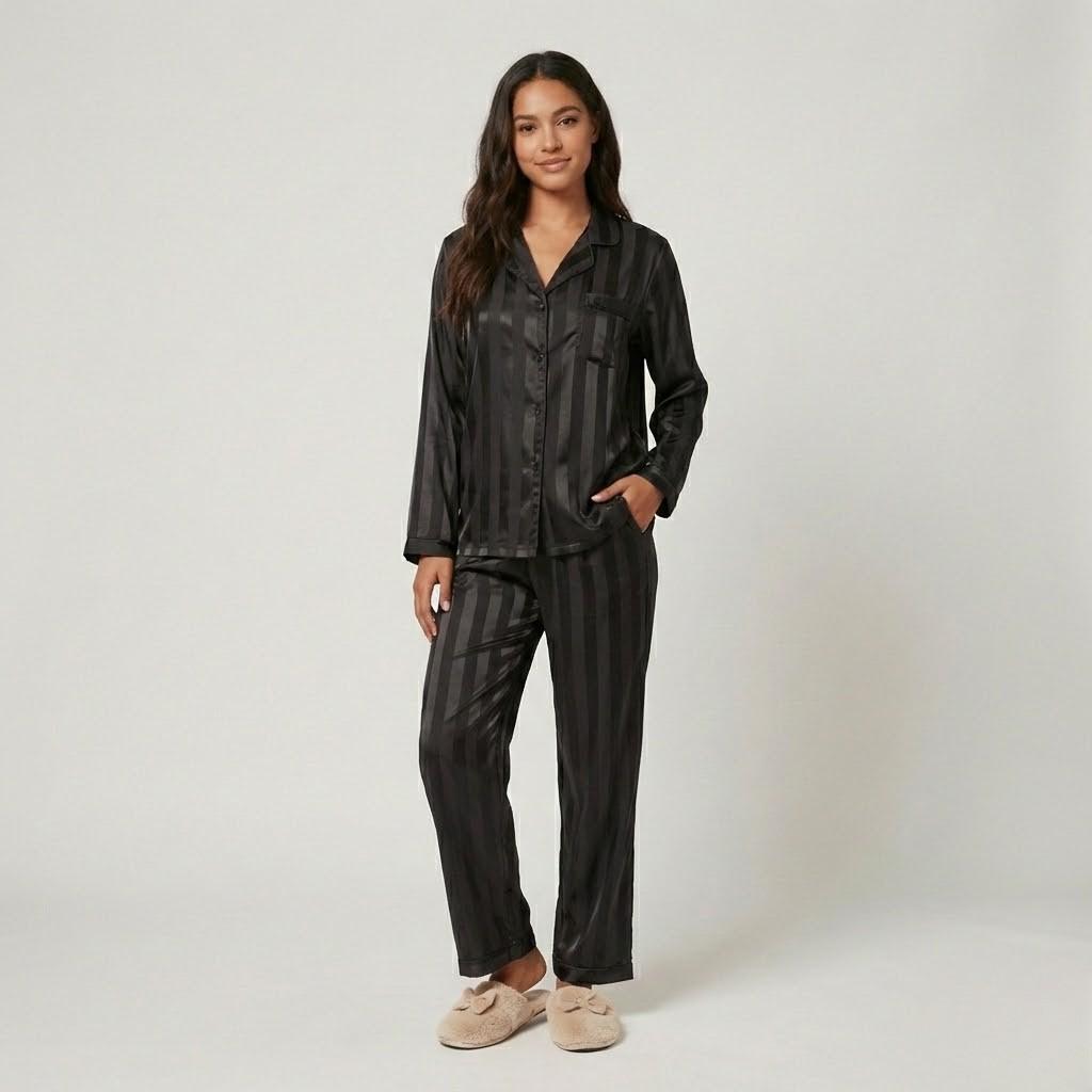 Conjunto pijama acetinado com padrão riscado | Corte fluido | Elegância relaxada