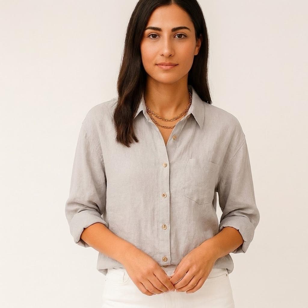 Blusa feminina de manga comprida com corte solto e bolso frontal