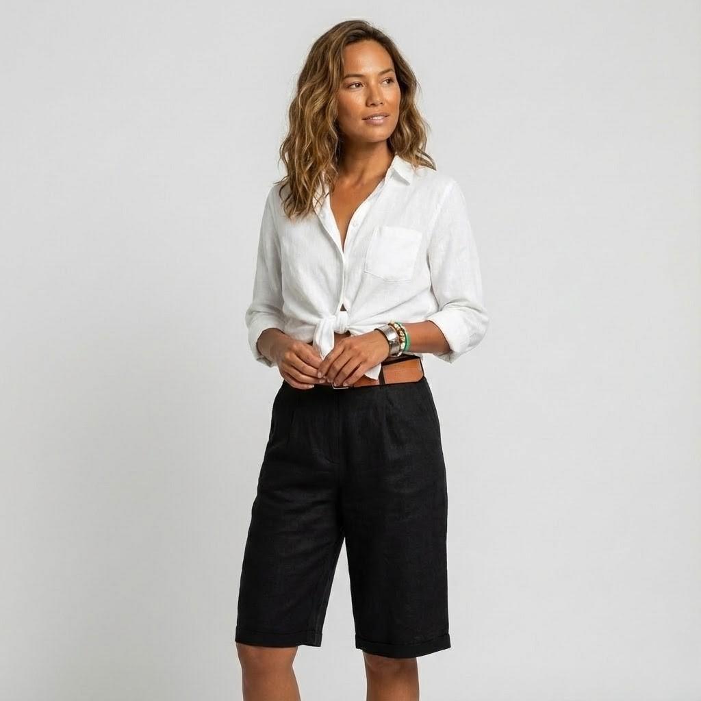 Calções femininos de corte clássico com cintura subida e acabamento dobrado